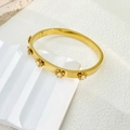 Detail view of 18K gold plated stainless steel bangle with pearl daisy motifs - Pearl Flower Style (B939)