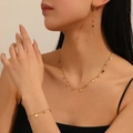 Elegante gouden titanium stalen sieradenset met hartjes en strass steentjes op een model - Hart Zirkonia Sieraden Driedelige Set (B214-K507-H304)