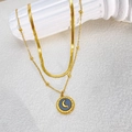 Elegante collana a doppio strato dorata con ciondolo a luna nera su una colonna di pietra - Collana a Doppio Strato (N1102) / Nero