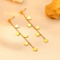 Detail van gouden hartjes oorbellen met lange kettingen en hartjes hangers - Hart Kwastje Oorknopjes (H304)
