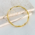 Bracciale Mobius a spirale in acciaio al titanio dorato lucido su base di pietra - Oro