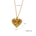 Collana a cuore dorata con trama martellata e tre cristalli verdi su sfondo bianco - Stile Cuore Martellato Triplo Zircone Verde (XBN250937-16)
