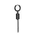 Detail eines schwarzen Punk-Ohrrings mit Rasierklingen-Anhänger und langer Metallkette - Schwarz Kette Klinge