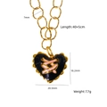Collana a catena dorata con pendente a cuore nero e dettaglio stringato rosa smaltato - Stile Cuore Stringato Nero Rosa (XBN250937-27)