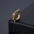 Goldener Punk Edelstahl Creolen Ohrring mit spitzen Kegelnieten auf schwarzem Grund - Gold