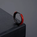 Boucle d'oreille en acier titane poli avec revêtement noir et accent émail rouge - Noir Rouge