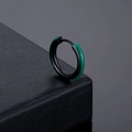 Boucle d'oreille en acier titane noir poli avec émail vert sur fond texturé élégant - Noir Avec Accent Vert