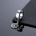 Primer plano de earcuff de acero inoxidable con colgante redondo y grabado de espiral - Espiral de Acero