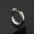 Detailaufnahme eines hochglanzpolierten silbernen Edelstahl-Creolen-Ohrrings mit Scharnier - 3.0*10 / Stahlfarben