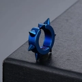 Blauwgeplateerde titaniumstalen oorring met punkspikes op een zwarte displayverpakking - Blauw