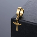 Makroaufnahme von goldenem Edelstahl Kreuzflügel-Anhängerohrring auf schwarzem Hintergrund - Drachenflügel-Kreuz-Stil (Gold 1)