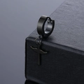 Detailansicht eines schwarzen Titanstahl-Kreuzohrrings an einer Schmuckschachtel - Minimalistischer Kreuzstil (Schwarz 1)