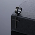 Detalle macro de pendiente de aro en acero de titanio negro mate con dije de cruz - Estilo de Cruz Minimalista (Negro 3)