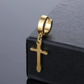 Primer plano de pendiente de cruz en acero dorado sobre caja de joyería negra - Estilo de Cruz Minimalista (Dorado 3)