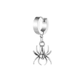 Detaillierte Makroansicht von Punk-Spinne-Anhänger an einem polierten Edelstahl-Ohrring - Silber