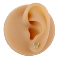 Nahaufnahme von goldenem Schmetterlings-Ohrstecker mit weißen Zirkonia am Ohr-Modell - Hohler Zirkonia Schmetterling Stil (B1382) / Gold
