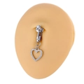 Zilverkleurige navelpiercing met hartvormige zirkonia hanger op een siliconen model - Zilveren Groot Hol Hart