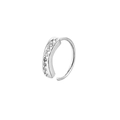 Detail van een zilveren neusring met micro-geplaveide zirkonia op een witte achtergrond - Verbrede Acht Stenen Stijl / Zilver