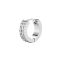 Dettaglio dell'orecchino huggie argento con triple scanalature verticali e chiusura a cerniera - Stile a Tre Scanalature (Argento 7)