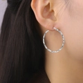 Boucles d'oreilles créoles argentées torsadées au design rond avec fermoir sécurisé - 44mm / Acier