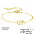 Goldenes Tennis-Armband aus Edelstahl mit Schlägel-Anhänger und kleinem Ball-Detail - Geätztes Tennis - Kreuzkette / Gold