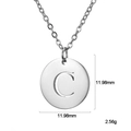 Collana in acciaio al titanio con ciondolo tondo da 12 mm e lettera C incisa - Lettera C