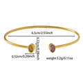 Dettaglio di un bracciale dorato aperto con dimensioni e pietre ovali colorate - Stile gemma giallo-verde e viola (ZHG2257) / Oro