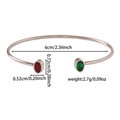 Dettaglio di un bracciale rigido argento con pietre rosse e verdi e misure indicate - Stile gemma rossa e verde (ZHG2257) / Colore acciaio
