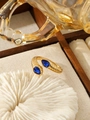 Dettaglio ravvicinato di un anello a coste vintage dorato con pietre blu a goccia - Taglia unica / Zirconia Blu (ZHR1473)
