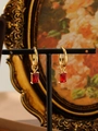 Details von 18K Gold Creolen mit rechteckigen roten Edelsteinen auf schwarzem Display - Roter Zirkonia (ZHE2339 Rot)
