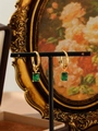 Nahaufnahme von 18K Goldohrringen im Vintage-Stil mit rechteckigem grünem Edelstein - Dunkelgrüner Zirkonia (ZHE2339 Dunkelgrün)