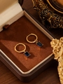 Detailansicht rechteckiger blauer Edelstein-Ohrringe mit 18K vergoldeten Vintage-Reifen - Blauer Zirkonia (ZHE2339 Blau)