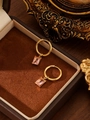 Detail von 18K Gold Creolen mit rechteckigem rosa Kristall in einer Schmuckschatulle - Rosa Zirkonia (ZHE2339 Rosa)