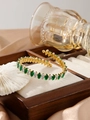 Dettaglio macro del bracciale a spirale placcato oro 18K con gemme verdi e zirconi - Bracciale Verde e Bianco (ZHG595绿+白)