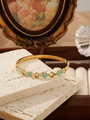 Dettaglio del bracciale dorato con cuori in smalto blu e pietre di zircone trasparente - Stile Cuore Blu Lago (ZHG598 Blu) / Oro