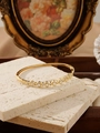 Dettaglio del bracciale ovale dorato con zirconi marquise su espositore in pietra - Stile Zirconia Marquise (ZHG599 Oro) / Oro