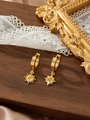Dettaglio di orecchini a sole placcati oro 18k con zircone giallo e cornice retrò - Stile Girasole (ZHE977) / Giallo