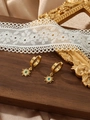 Dettaglio orecchini vintage girasole dorati con turchese su legno scuro e pizzo bianco - Stile Girasole (ZHE977) / Blu