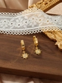 Dettaglio di orecchini vintage a forma di sole in acciaio al titanio con zirconi - Stile Girasole (ZHE977) / Bianco