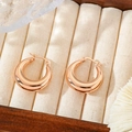 Polierte Creolen in Roségold im Croissant-Stil auf einem beigefarbenen Schmucktablett - Glatter Kreis (ZHE935) / Gold