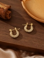 Primer plano de pendientes de aro de acero de titanio dorado con circonitas brillantes - ZHE978 multicolor
