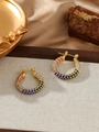 Detalle de pendientes de aro dorados con circonitas de colores en engaste micro-pavé de moda - ZHE982 multicolor