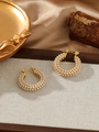 Primer plano de pendientes de aro dorados de acero con pavé de perlas blancas - ZHE984 multicolor