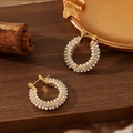 Pendientes de aro dorados con perlas blancas y circonitas en una bandeja elegante - ZHE983 multicolor