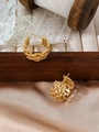 Dettaglio di orecchini a cerchio dorati a forma di C con trama a catena spessa - Stile Trama Catena Grossa (ZHE763 Oro) / Oro