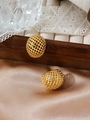 Dettaglio macro di orecchini ovali a maglia dorata su elegante sfondo di seta - Stile Cavo Trama Griglia (ZHE764 Oro) / Oro