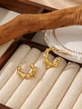 Dettaglio di orecchini geometrici dorati irregolari in una scatola porta gioie in legno - Stile Arte Lavica Fluida (ZHE2122) / Oro