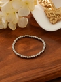 Dettaglio del bracciale minimalista con perle in acciaio lucido su base in legno - Stile a Sfera 3mm (ZHB1208) / Colore acciaio