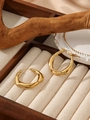 Orecchini a perno in acciaio al titanio dorato con design geometrico vintage irregolare - Design Lavico Fluido Irregolare (ZHE2124) / Oro