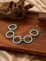 Dettaglio del bracciale a catena spessa in acrilico azzurro con maglie d'oro e cuore - Stile (ZHB560 Celeste) / Celeste